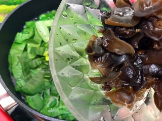16、厨房挑战/素菜/青菜叶瓣儿黑木耳蛋花汤,加入黑木耳
