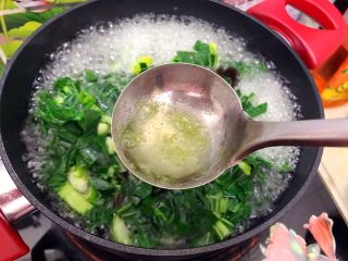 18、厨房挑战/素菜/青菜叶瓣儿黑木耳蛋花汤,水煮开之后会有浮沫，我不喜欢，就撇掉了，如果你不介意的话可以省略这一步