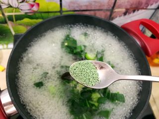 19、厨房挑战/素菜/青菜叶瓣儿黑木耳蛋花汤,煮5.6分钟差不多了，加一丢丢蔬之鲜（鸡精）