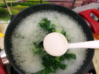 20、厨房挑战/素菜/青菜叶瓣儿黑木耳蛋花汤,加一小勺细盐