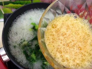 21、厨房挑战/素菜/青菜叶瓣儿黑木耳蛋花汤,倒入鸡蛋液后立即熄火