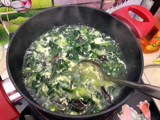 22、厨房挑战/素菜/青菜叶瓣儿黑木耳蛋花汤,用勺子打散鸡蛋，令其成絮状而不是块状，即可