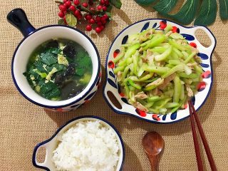 23、厨房挑战/素菜/青菜叶瓣儿黑木耳蛋花汤,好了，开饭，我一个人都吃不完，挑战成功✌????