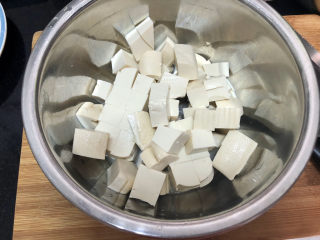 2、猪血炖豆腐➕红白花开山雨中,嫩豆腐清洗切小块