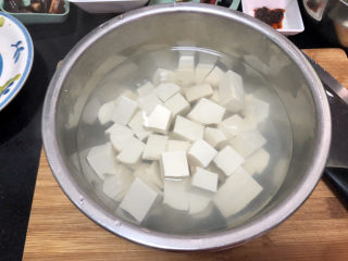 3、猪血炖豆腐➕红白花开山雨中,用开水浸泡，去除豆腥味，同时豆腐烧炖时也不容易碎