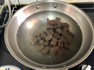 5、猪血炖豆腐➕红白花开山雨中,坐锅烧水，水开下猪血