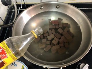 6、猪血炖豆腐➕红白花开山雨中,加入一汤匙料酒