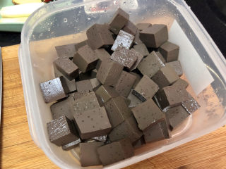 8、猪血炖豆腐➕红白花开山雨中,水开煮10秒钟，捞出备用