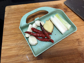 9、猪血炖豆腐➕红白花开山雨中,蒜剥皮，小米辣葱白姜洗净