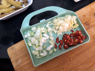 11、猪血炖豆腐➕红白花开山雨中,蒜切蒜蓉，姜切末葱切末，小米辣切小圈