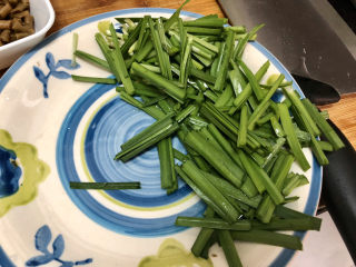 12、猪血炖豆腐➕红白花开山雨中,韭菜切段