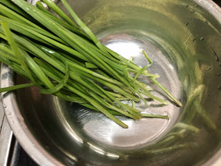 10、猪血炖豆腐➕红白花开山雨中,韭菜择好洗净