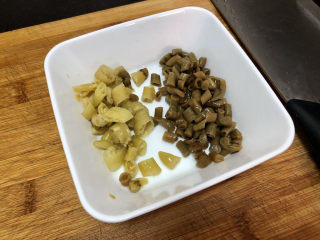 13、猪血炖豆腐➕红白花开山雨中,泡椒泡豇豆切小段