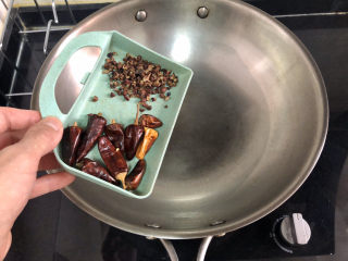 14、猪血炖豆腐➕红白花开山雨中,做个刀口辣椒，热锅后少许油润锅，小火加入干辣椒花椒