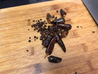 15、猪血炖豆腐➕红白花开山雨中,煸炒约半分钟盛出