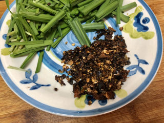 16、猪血炖豆腐➕红白花开山雨中,用刀斩碎。刀口辣椒麻辣醇厚，是点睛之笔