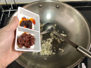 19、猪血炖豆腐➕红白花开山雨中,加入郫县豆瓣酱香辣酱煸出红油