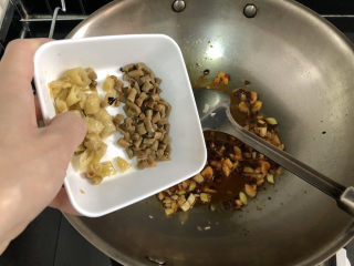 20、猪血炖豆腐➕红白花开山雨中,加入泡椒泡豇豆炒约半分钟