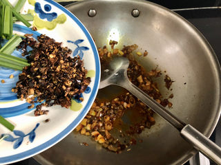 21、猪血炖豆腐➕红白花开山雨中,加入刀口辣椒炒半分钟