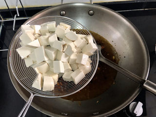 23、猪血炖豆腐➕红白花开山雨中,加入嫩豆腐