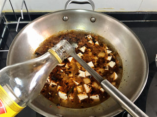 24、猪血炖豆腐➕红白花开山雨中,煮开淋一茶匙料酒去豆腥