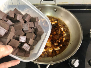 25、猪血炖豆腐➕红白花开山雨中,加入猪血