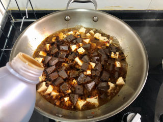 26、猪血炖豆腐➕红白花开山雨中,调味：一汤匙蚝油