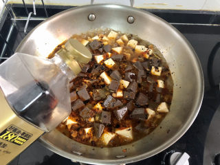 27、猪血炖豆腐➕红白花开山雨中,一汤匙生抽