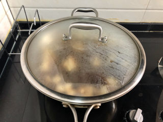 28、猪血炖豆腐➕红白花开山雨中,加盖，中小火炖煮5分钟