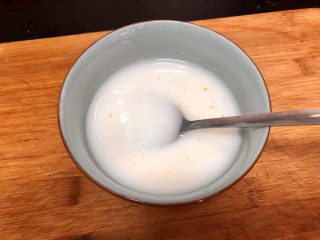 29、猪血炖豆腐➕红白花开山雨中,准备点水淀粉