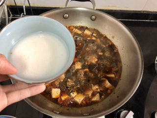 30、猪血炖豆腐➕红白花开山雨中,开盖，淋一汤匙水淀粉，转大火收汁