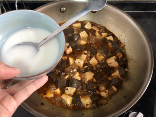 31、猪血炖豆腐➕红白花开山雨中,加入两汤匙水淀粉，二次勾芡收汁，收汁时不时用铲子推动食材，以免粘锅