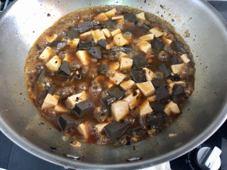 32、猪血炖豆腐➕红白花开山雨中,收汁到浓郁，尝下咸淡，如果觉得淡可以补充一点食盐