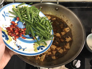 33、猪血炖豆腐➕红白花开山雨中,加入韭菜小米辣，滑炒断生关火出锅