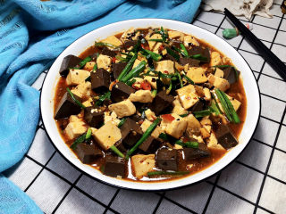 35、猪血炖豆腐➕红白花开山雨中,成品