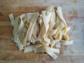 3、韭香豆腐皮,将洗净的豆腐皮切成宽1厘米左右的长条。