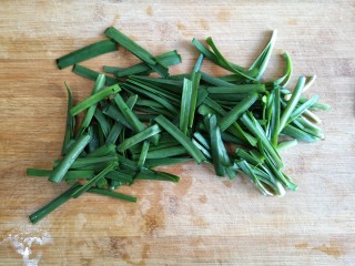 4、韭香豆腐皮,将洗净的韭菜切寸段。