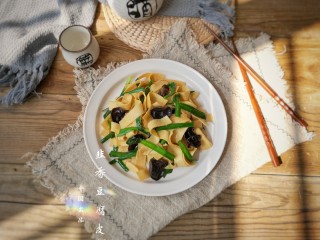 10、韭香豆腐皮,装盘。