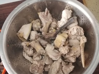 1、小鸡（野鸡）炖蘑菇,1.野鸡洗净切小块，再把野鸡肉放滚水里去血沫捞出控水