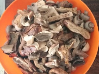 2、小鸡（野鸡）炖蘑菇,2. 蘑菇、牛肝菌提前用清水泡半小时，捞出控水，泡牛肝菌的水留下备用。