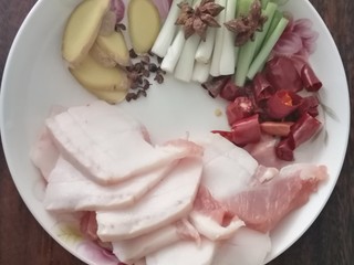 3、小鸡（野鸡）炖蘑菇,五花肉切成3毫米薄片，姜切片，葱切段，花椒，干辣椒切成节，八角2粒。