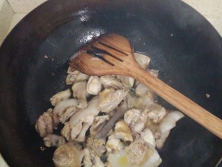 4、小鸡（野鸡）炖蘑菇,锅内加菜籽油（熟油），油至七成热加入五花肉煸炒出油再加入鸡块一起煸炒