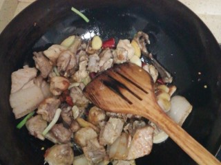 5、小鸡（野鸡）炖蘑菇,炒至金黄色时加姜葱八角花椒后炒出香味。