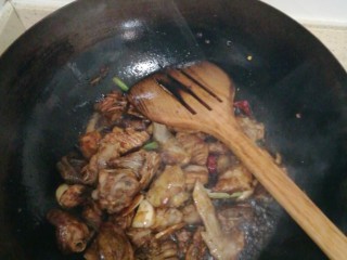 6、小鸡（野鸡）炖蘑菇,加入料酒，老抽再中火炒2分钟