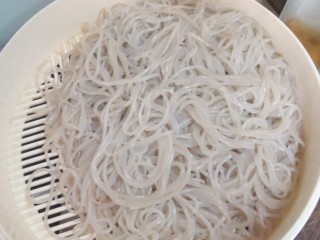 7、小鸡（野鸡）炖蘑菇,泡好的粉条