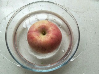 5、苹果银耳蜜枣羹,苹果用水洗净。