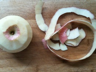 6、苹果银耳蜜枣羹,苹果去皮