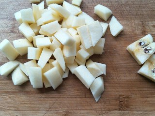 7、苹果银耳蜜枣羹,去皮的苹果去苹果核，切小块备用。