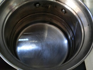 8、苹果银耳蜜枣羹,锅里加水，开火烧开。