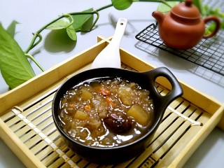 12、苹果银耳蜜枣羹,装入碗中加点洗好的枸杞。香甜软糯，热乎乎的，好棒。